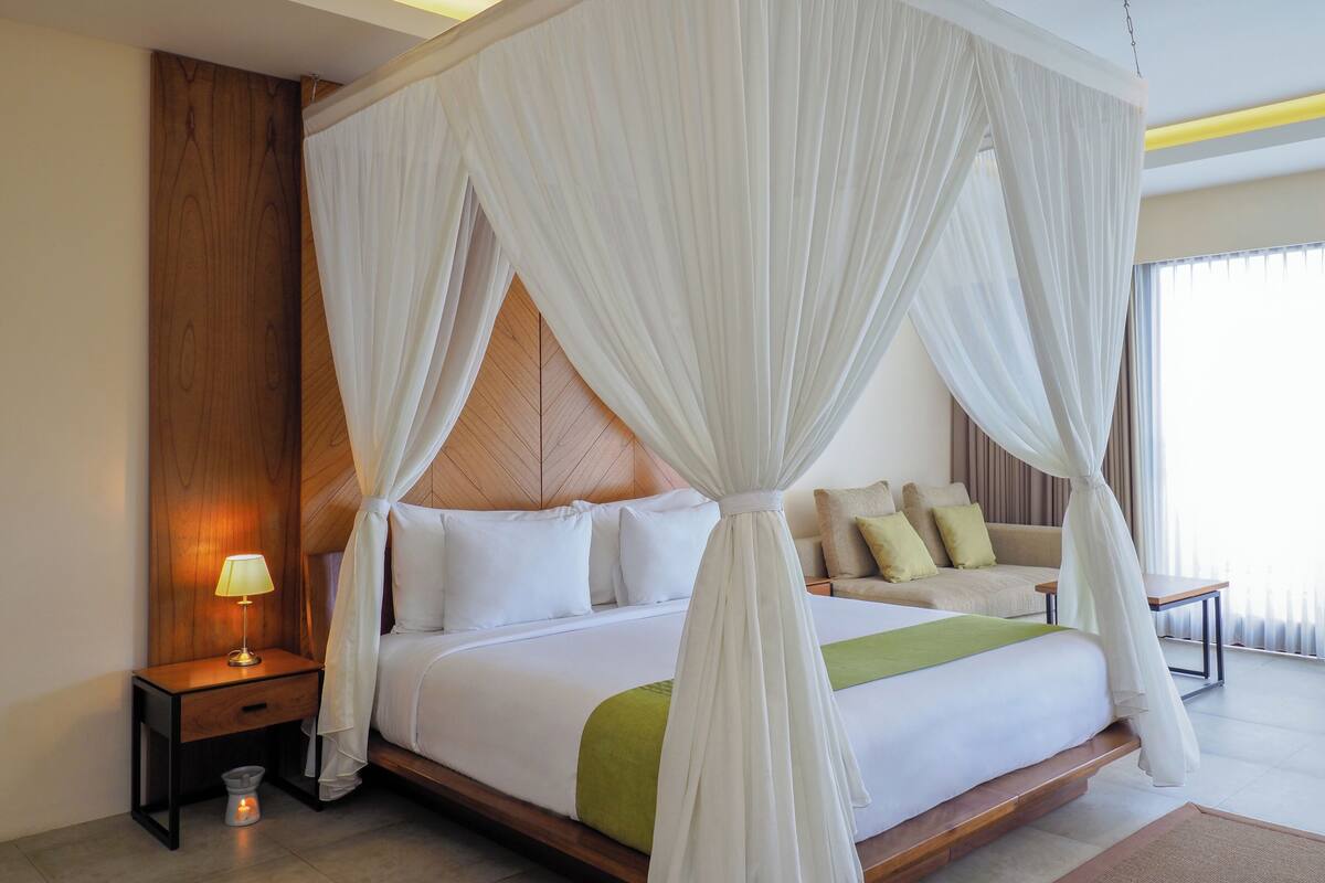 Ocean View Suite | ตู้นิรภัยในห้องพัก, โต๊ะทำงาน, พื้นที่ทำงานแบบใช้แล็ปท็อป, ผ้าม่านกันแสง