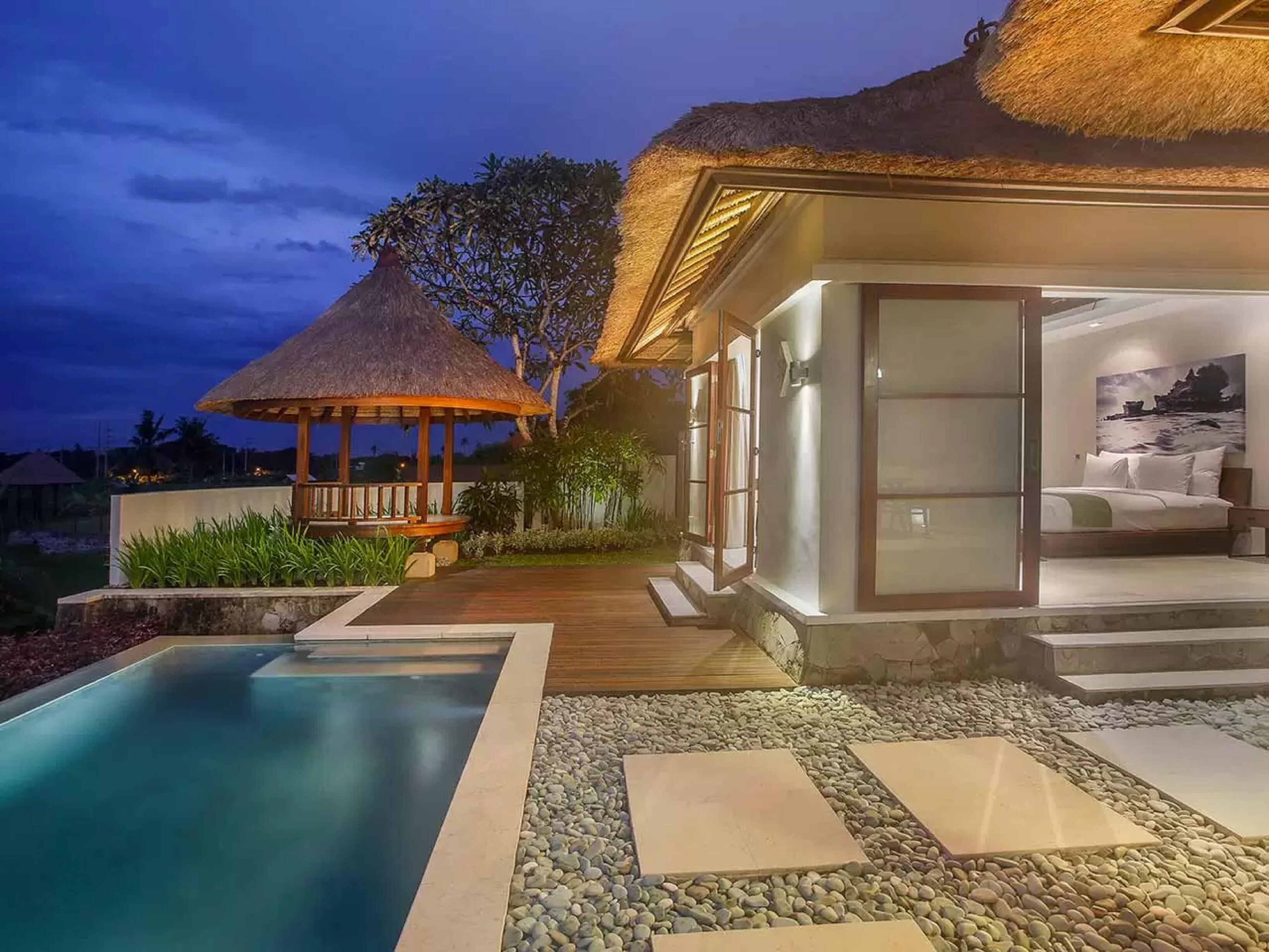 3 hồ bơi ngoài trời, dù/ô trên bãi biển/hồ bơi, ghế dài tắm nắng 