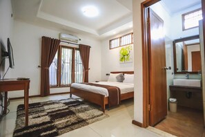 Desk, soundproofing, free WiFi, bed sheets - Kuldesak Villas (Bandung)