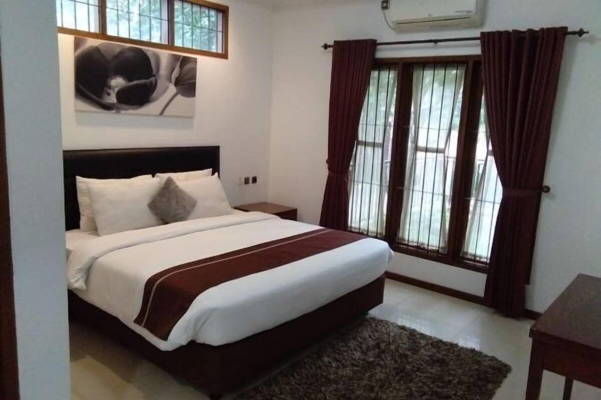 Meja kerja, kedap suara, Wi-Fi gratis, dan seprai linen