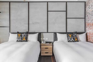 Escritorio, cortinas blackout, sistema de insonorización y wifi gratis 