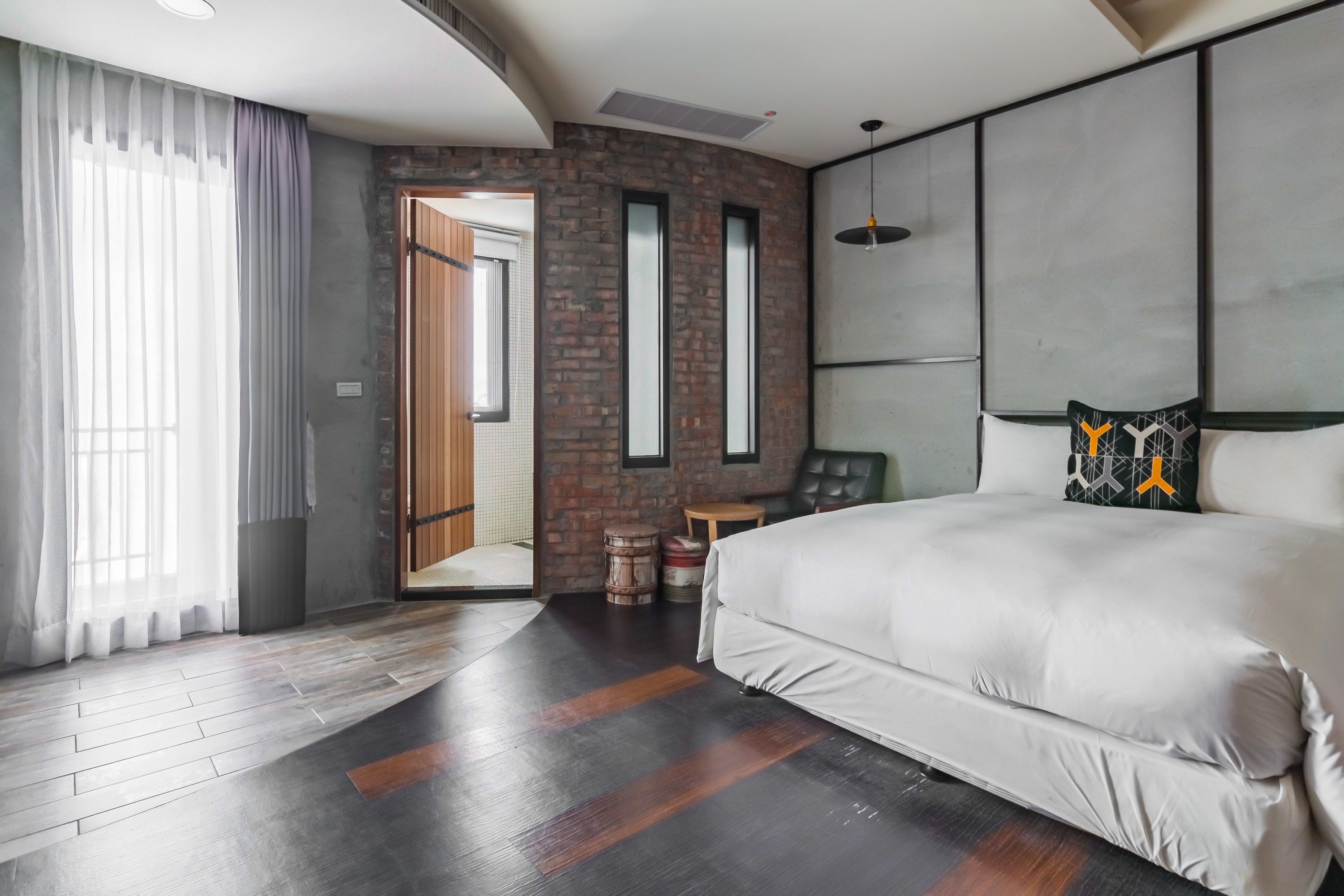 Desk, blackout curtains, soundproofing, free WiFi