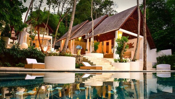 A resort with a swimming pool, outdoor seating, and a well-maintained garden. - Villa Greenday (Cepaka)