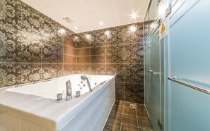 Suite (No breakfast on Sundays) | Badezimmer | Badewanne und Dusche (separat), kostenlose Toilettenartikel