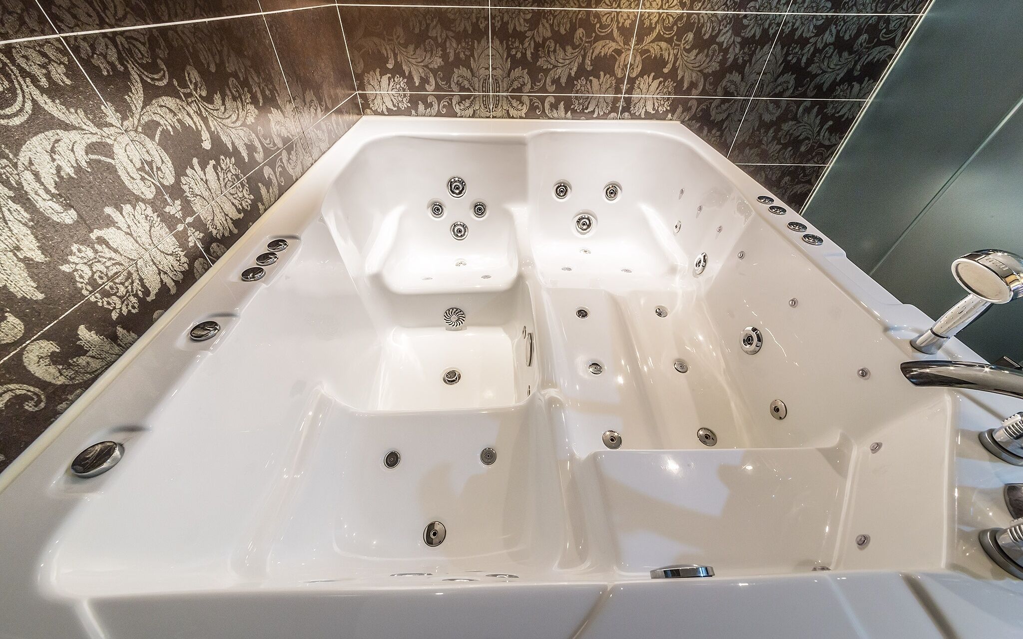 suite (no breakfast on sundays) | bathroom | separate bathtub and shower, free toiletries, hair dryer, bathrobes