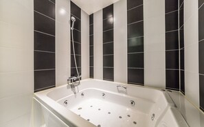 Royal Standard A (No breakfast on Sundays) | Bathroom | Separate tub and shower, free toiletries, hair dryer, bathrobes - Hotel Arisu (Gimpo)