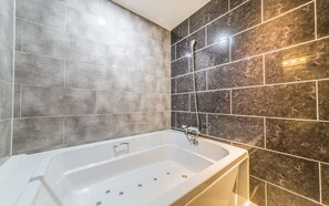 Royal Standard B  (No breakfast on Sundays) | Bathroom | Separate tub and shower, free toiletries, hair dryer, bathrobes - Hotel Arisu (Gimpo)