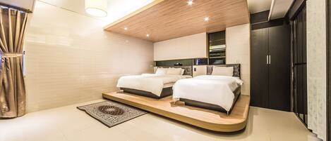 Suite (No breakfast on Sundays) | Individually decorated, laptop workspace, blackout drapes, free WiFi