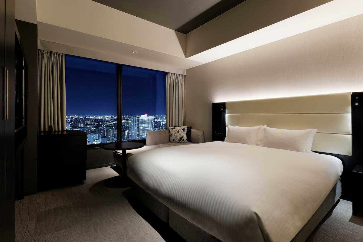 Deluxe , 1 bed Queen, Non Smoking | In-room safe, blackout drapes, free WiFi, bed sheets