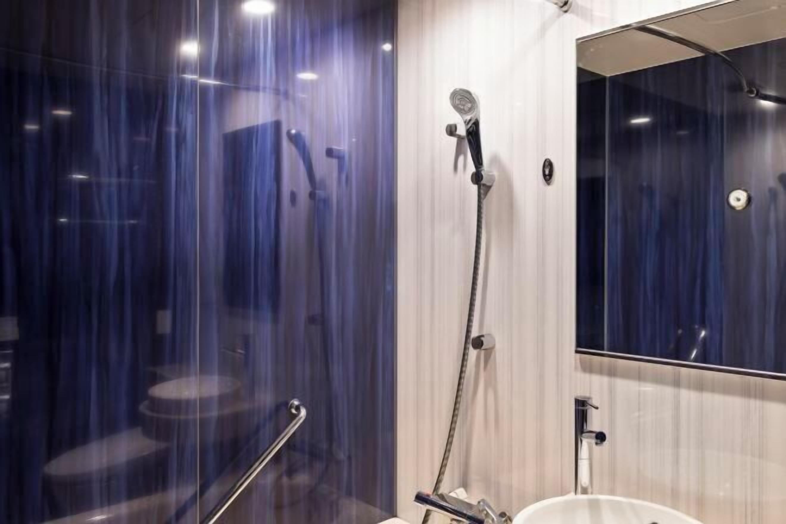 Ensemble douche/baignoire, sèche-cheveux, chaussons, bidet