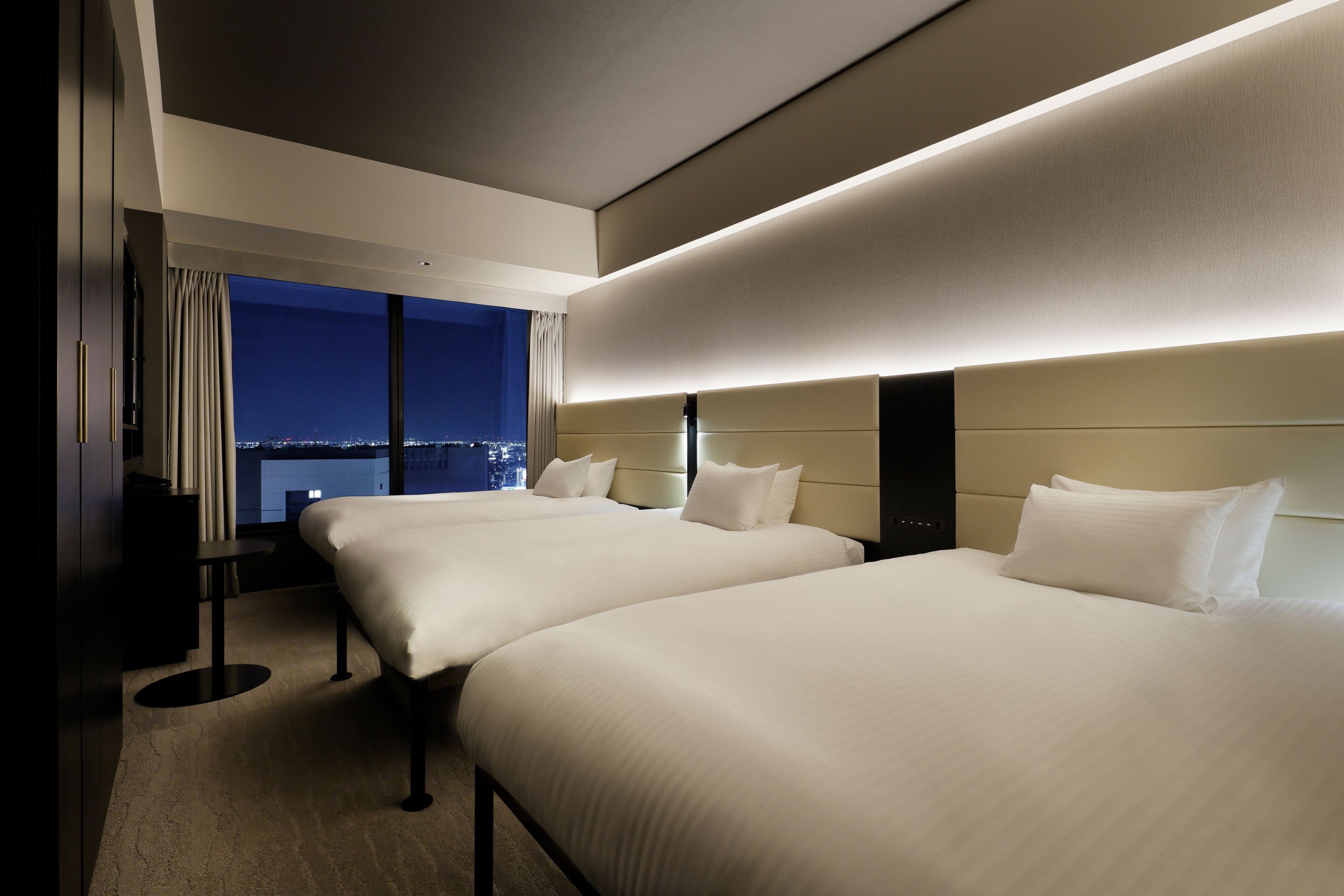 Zimmersafe, Verdunkelungsvorhänge, kostenloses WLAN, Bettwäsche