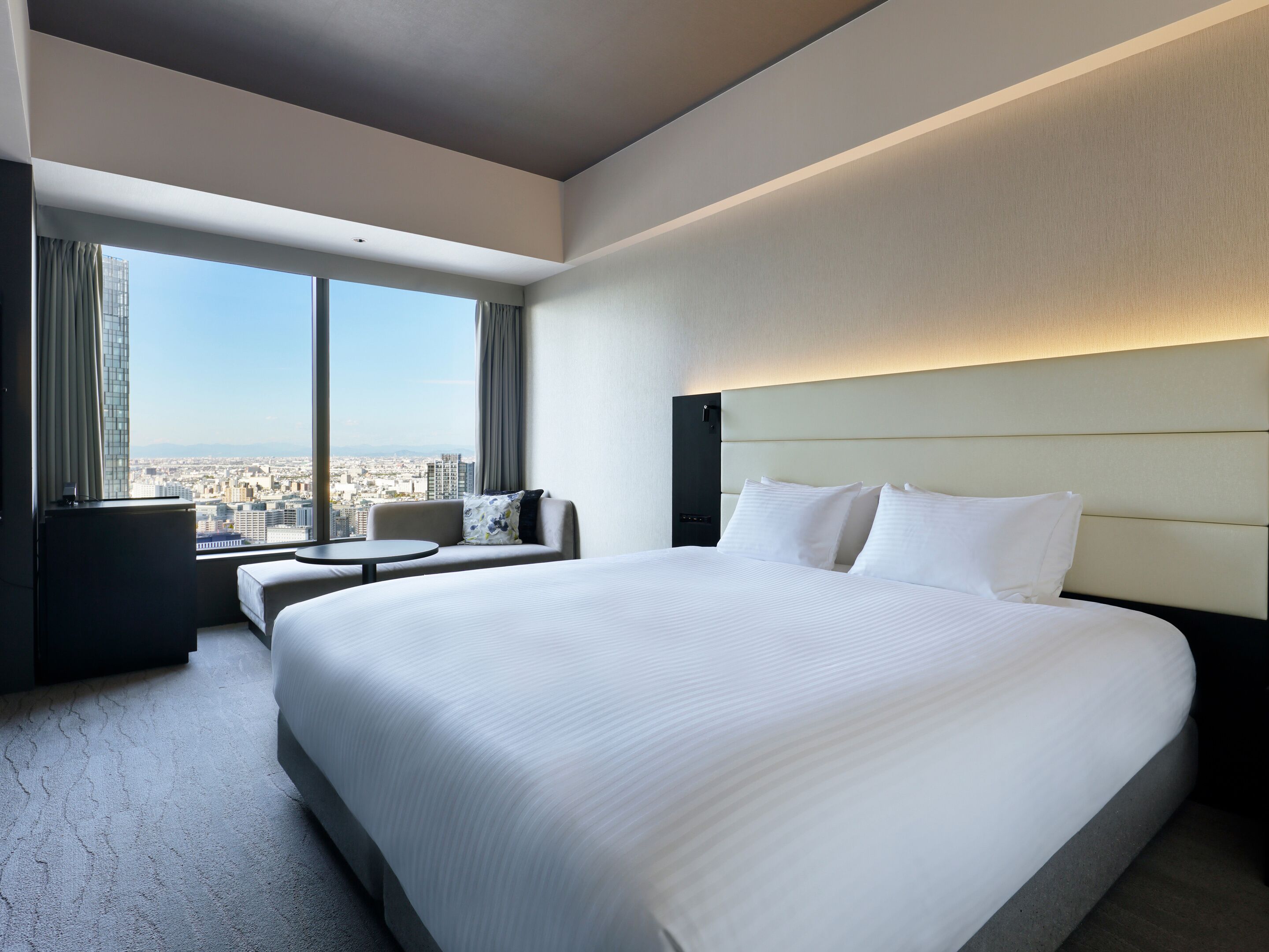 Superior , 1 bed King, Non Smoking | In-room safe, blackout curtains, free WiFi, bed sheets