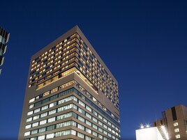 Un edificio moderno a più piani con ampie finestre e un design architettonico innovativo.