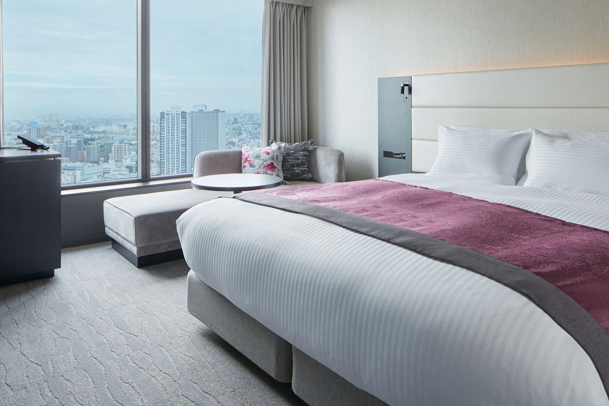 Deluxe , 1 bed Queen, Non Smoking | 1 bedroom, in-room safe, blackout curtains, free WiFi