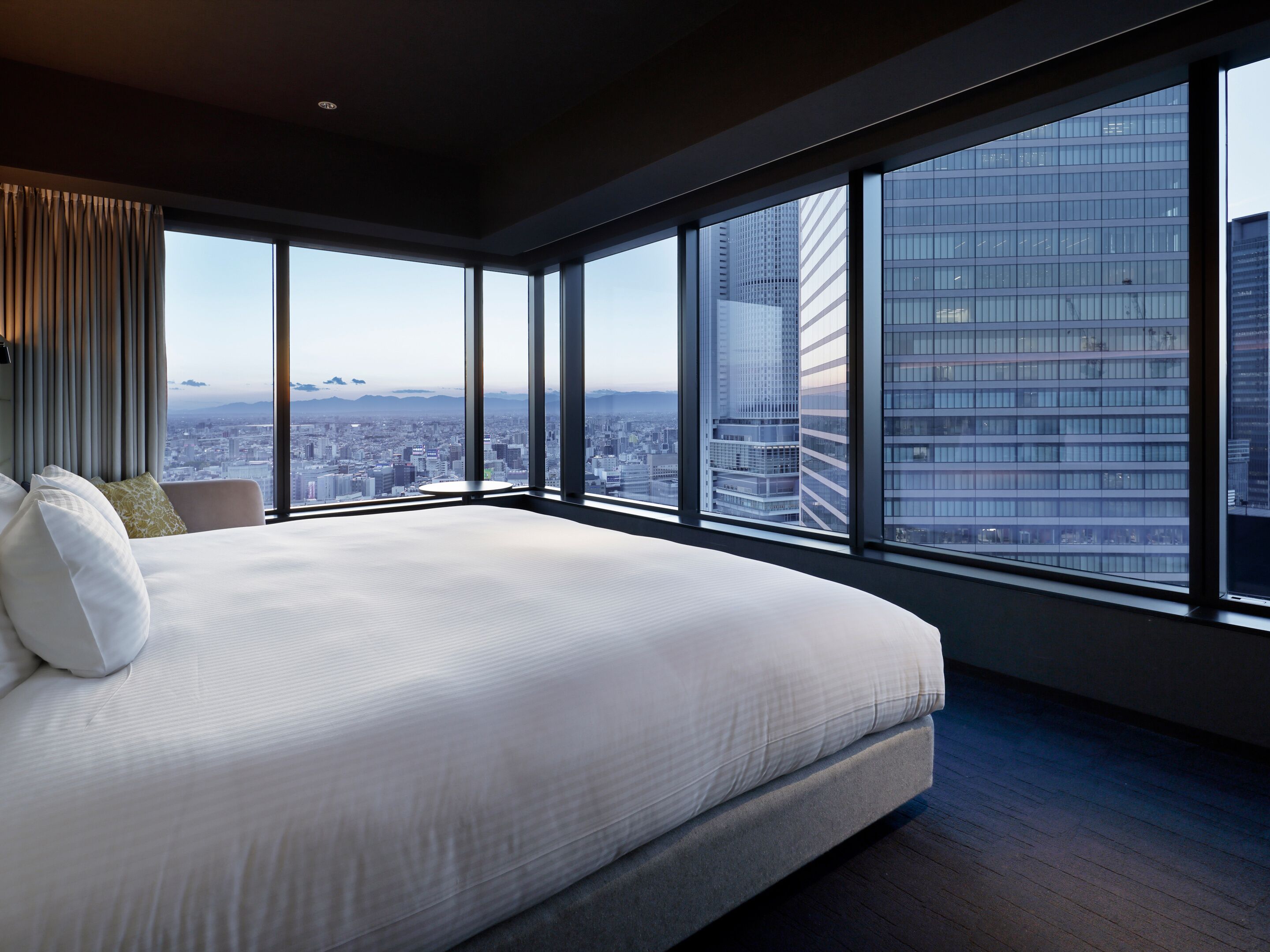 Deluxe,1bed Wide King, View Bath, Non Smoking | In-room safe, blackout curtains, free WiFi, bed sheets