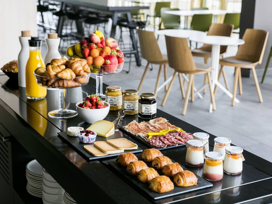 每日供应自助式早餐(每人 EUR 19)