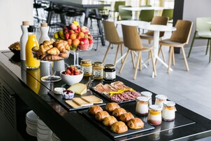 Desayuno buffet diario (EUR 19 por persona)