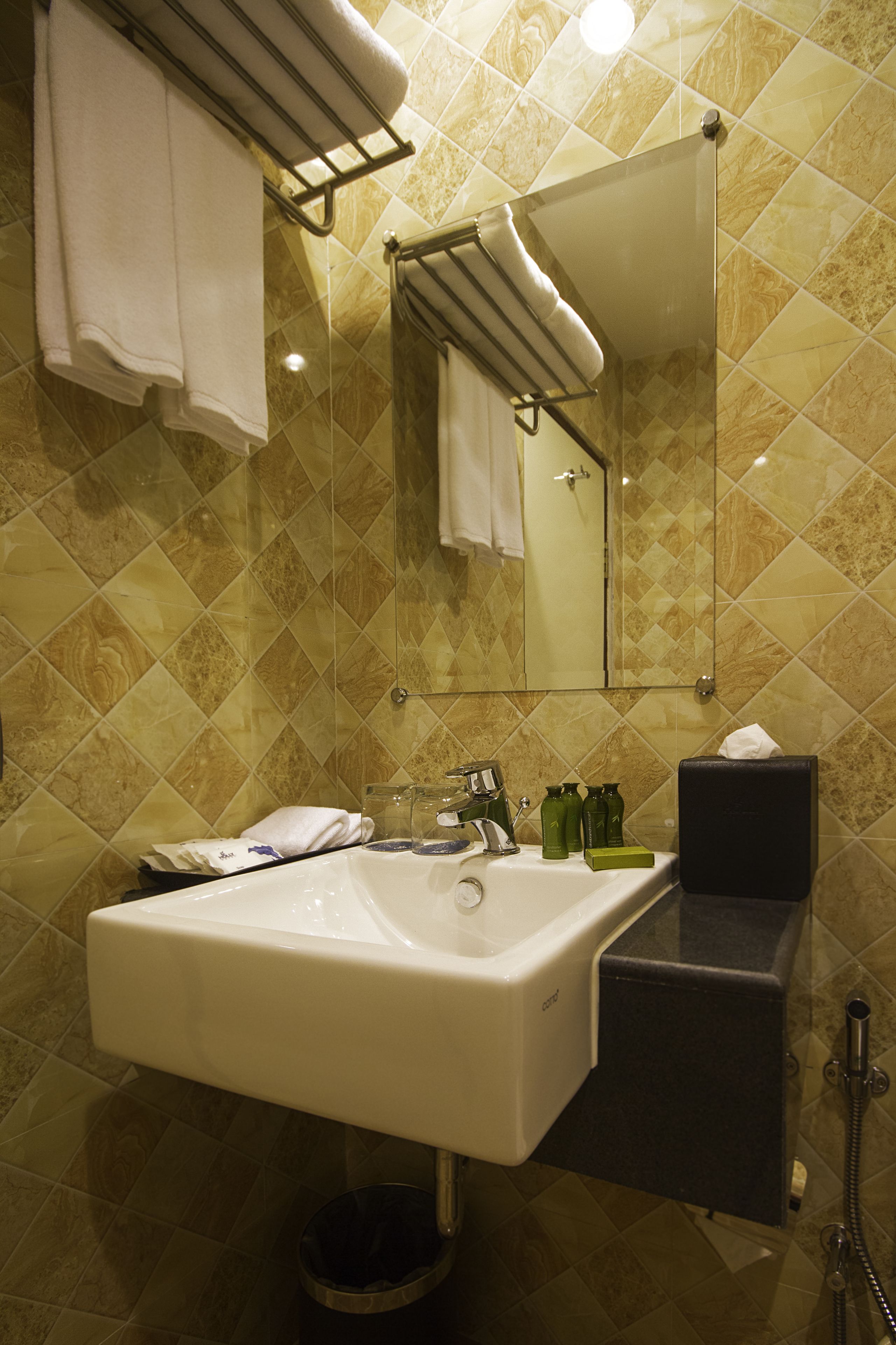 shower, rainfall showerhead, free toiletries, hair dryer