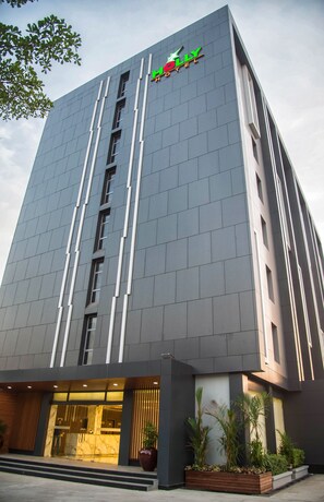 Exterior - Holly Hotel Myanmar (Yangon)