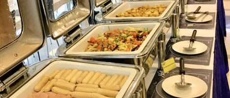 Desayuno buffet (USD 10 por persona)