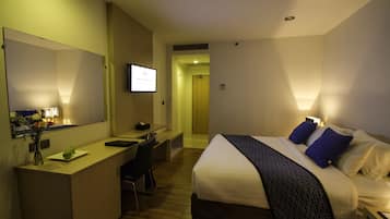 Minibar, safe på rommet, skrivebord og blendingsgardiner