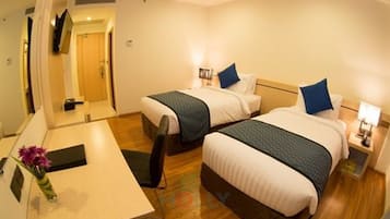 Deluxe Twin | Minibar, in-room safe, desk, blackout curtains