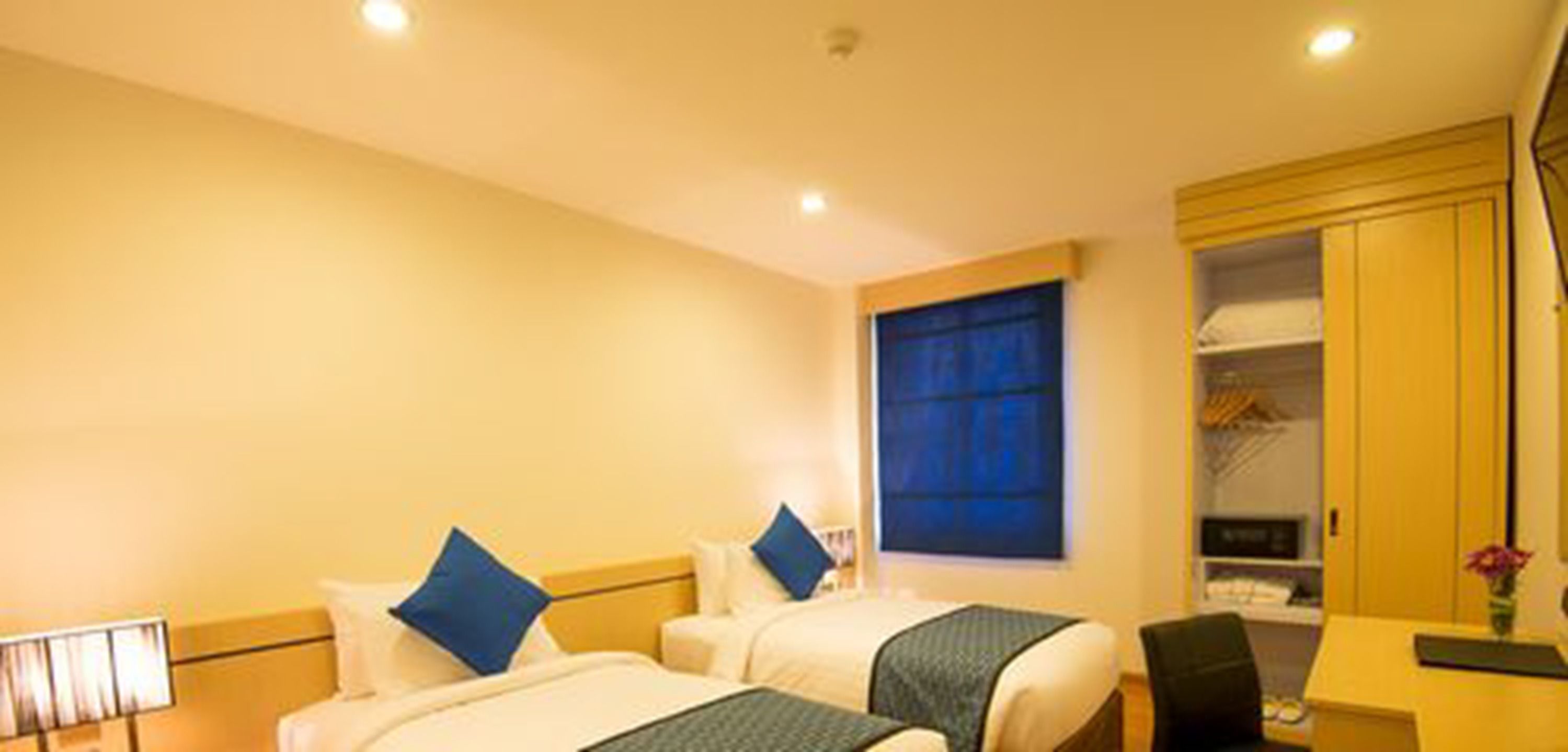 deluxe twin | minibar, in-room safe, desk, blackout curtains