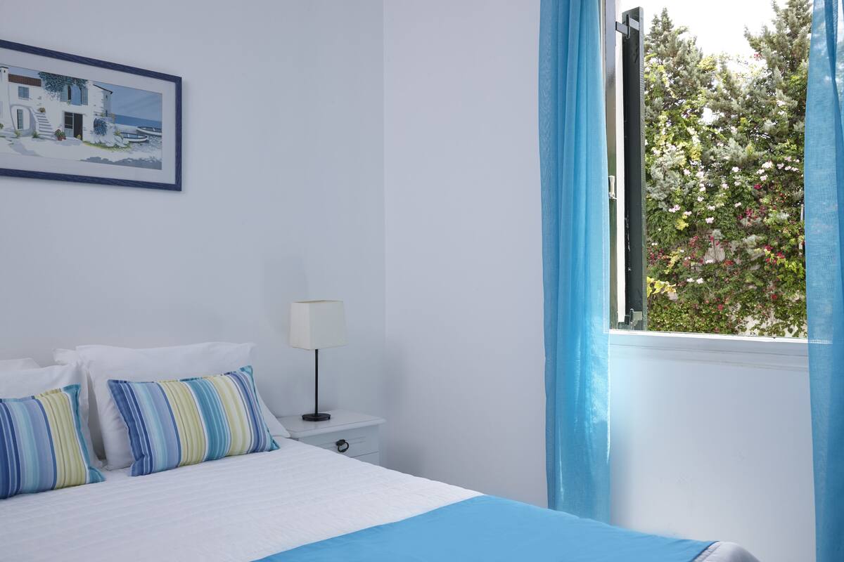 Premium bedding, in-room safe, soundproofing, free cots/infant beds