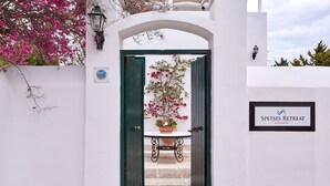 Property grounds - Spetses Retreat Accommodation (Spetses)