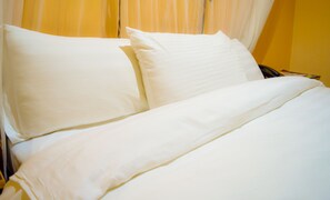 Premium bedding, desk, laptop workspace, free WiFi - Fourth Parklands Guest House & Conference (Nairobi)