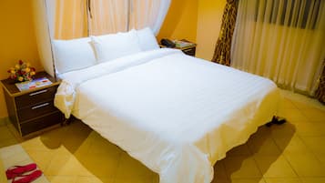 Deluxe-Doppelzimmer zur Einzelnutzung, 1 Doppelbett, barrierefrei | Hochwertige Bettwaren, Schreibtisch, laptopgeeigneter Arbeitsplatz