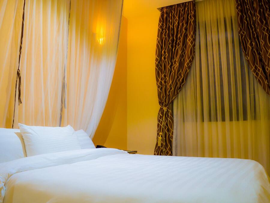 Ropa de cama de alta calidad y escritorio