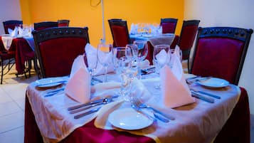 Breakfast, lunch, dinner served; international cuisine