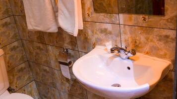 Deluxe-Doppelzimmer zur Einzelnutzung, 1 Doppelbett, barrierefrei | Badezimmer | Dusche, Regendusche, kostenlose Toilettenartikel, Hausschuhe