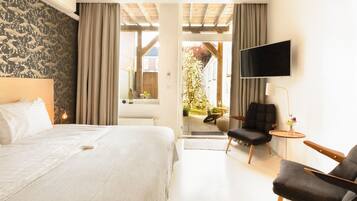 Premium Studio | 1 bedroom, minibar, in-room safe, desk