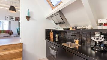 Perhesviitti, 2 makuuhuonetta | Yksityinen keittiö | JÀÀkaappi, mikroaaltouuni, uuni, liesi