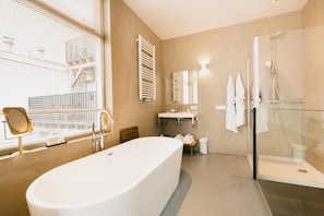 Appartement Duplex Luxe | Salle de bain | Douche, douche hydromassante, articles de toilette gratuits