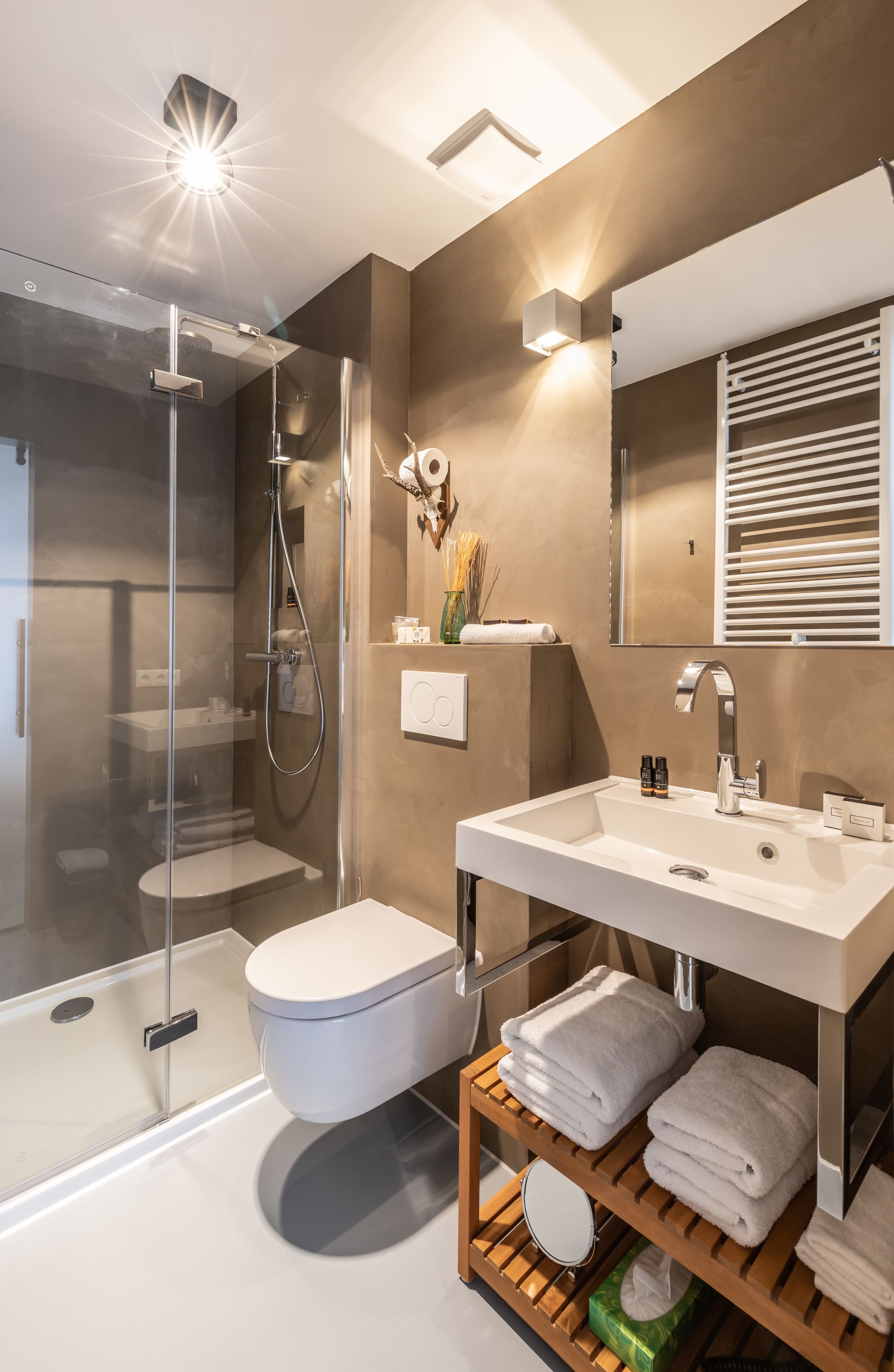 basic room, 1 queen bed | bathroom | shower, hydromassage showerhead, free toiletries, hair dryer