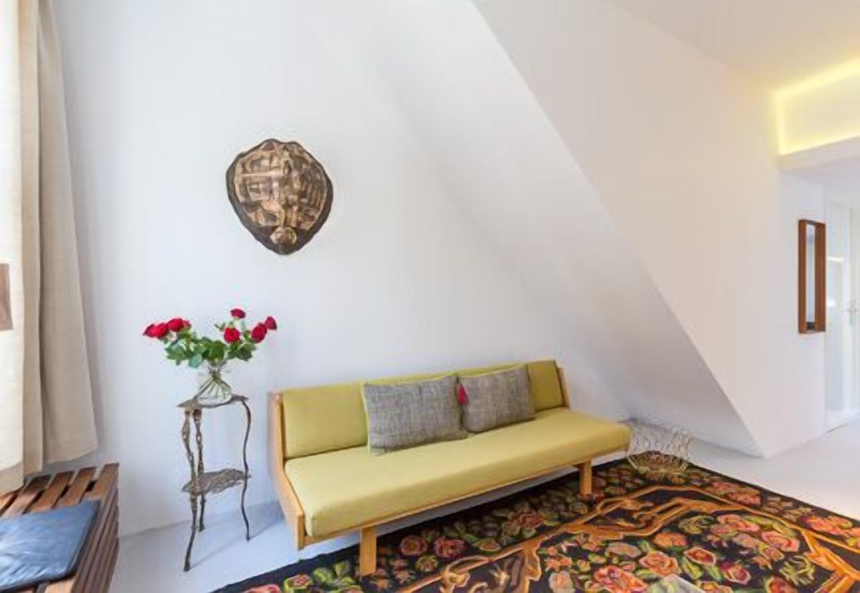 living area | flat-screen tv