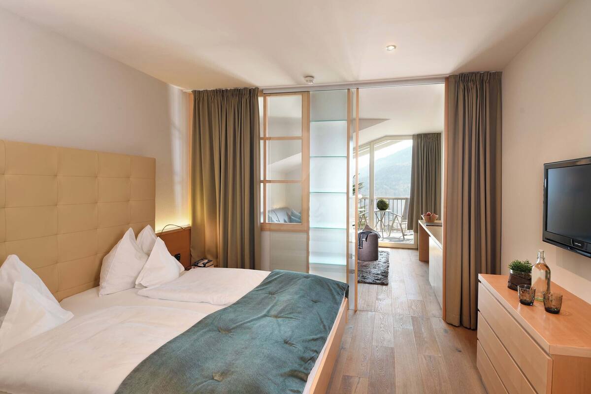 Phòng Suite tiện nghi đơn giản | Bộ đồ giường kháng dị ứng, két bảo mật tại phòng, bàn, màn/rèm cản sáng 