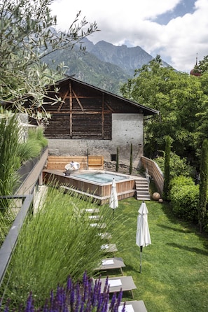 مغطس سبا خارجي