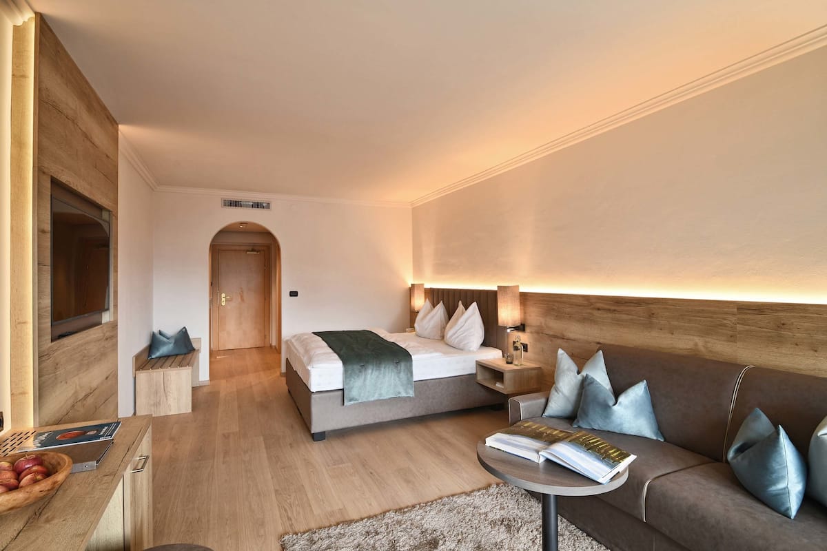 Suite | Hypo-allergenic bedding, in-room safe, desk, blackout drapes