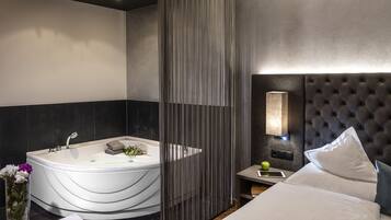 Junior-Suite | Badezimmer | Dusche, kostenlose Toilettenartikel, Haartrockner, BademÀntel