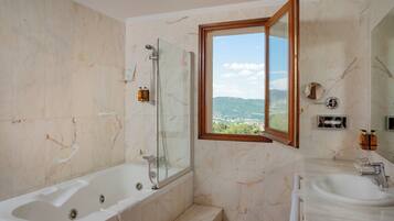 Jetted bath, free toiletries, hair dryer, bathrobes