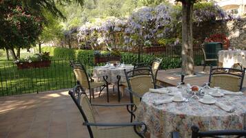 Serveert ontbijt, lunch, diner, regionale gerechten