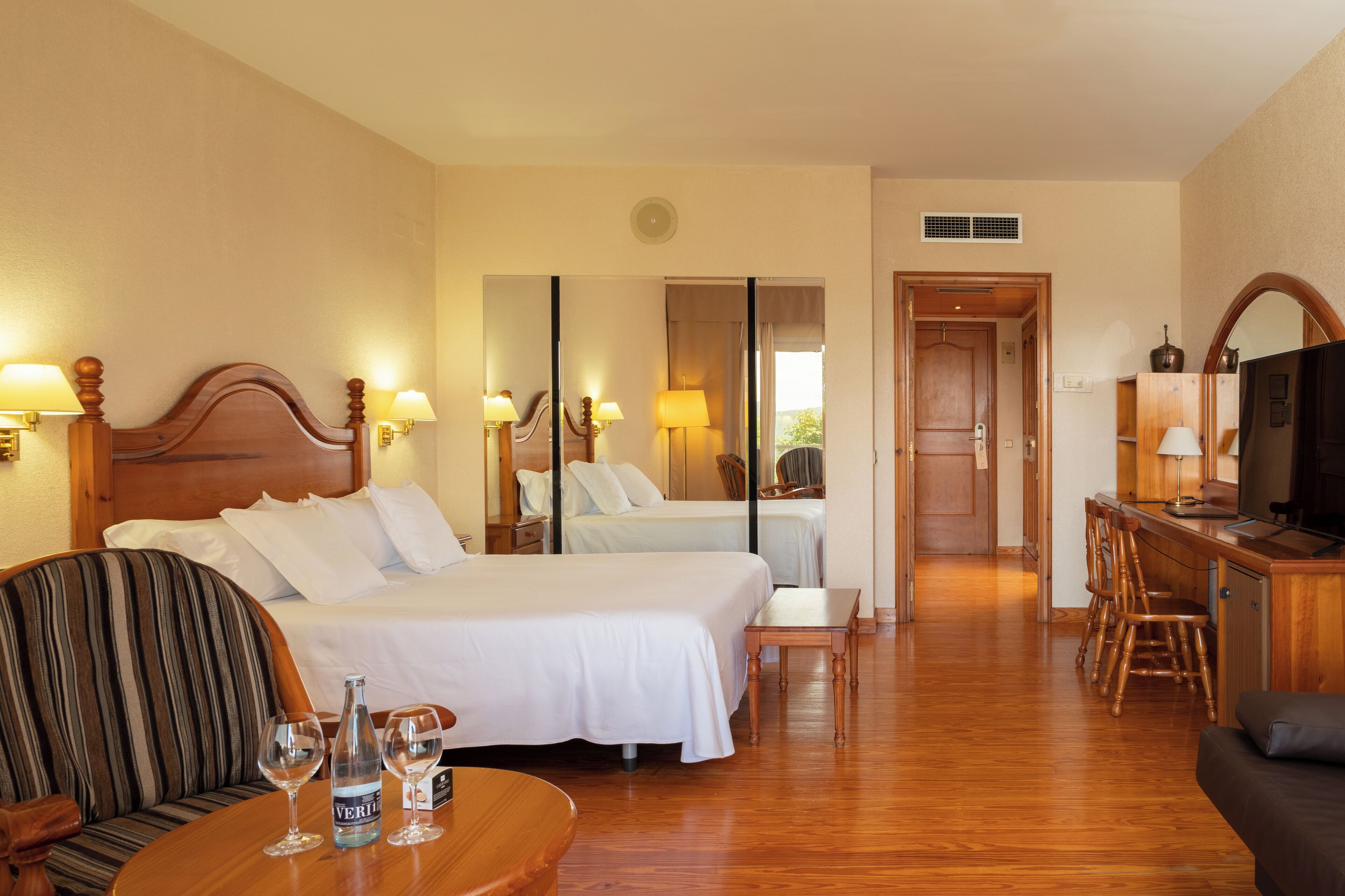 高档床上用品、迷你吧、客房内保险箱、办公桌