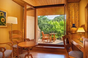 Quarto conforto | Roupas de cama premium, frigobar, cofres nos quartos, escrivaninha