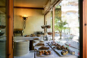 Daily buffet breakfast for a fee