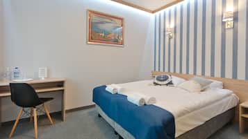 Habitación con 1 cama matrimonial o 2 individuales | Ropa de cama de alta calidad, escritorio, insonorización y cunas