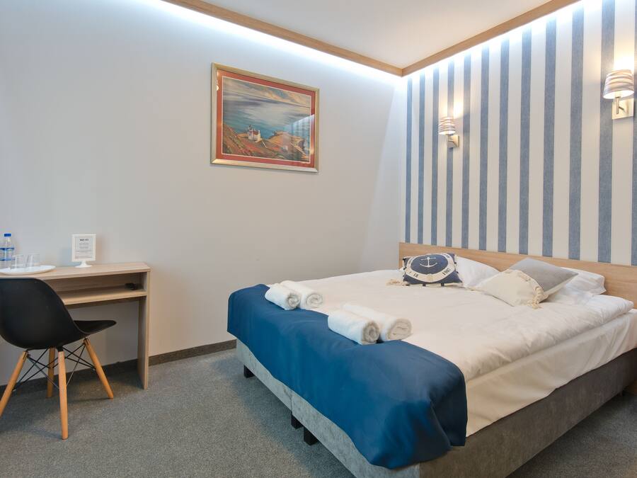 Dobbelt- eller tomannsrom | Sengetøy av topp kvalitet, skrivebord, lydisolert og barnesenger